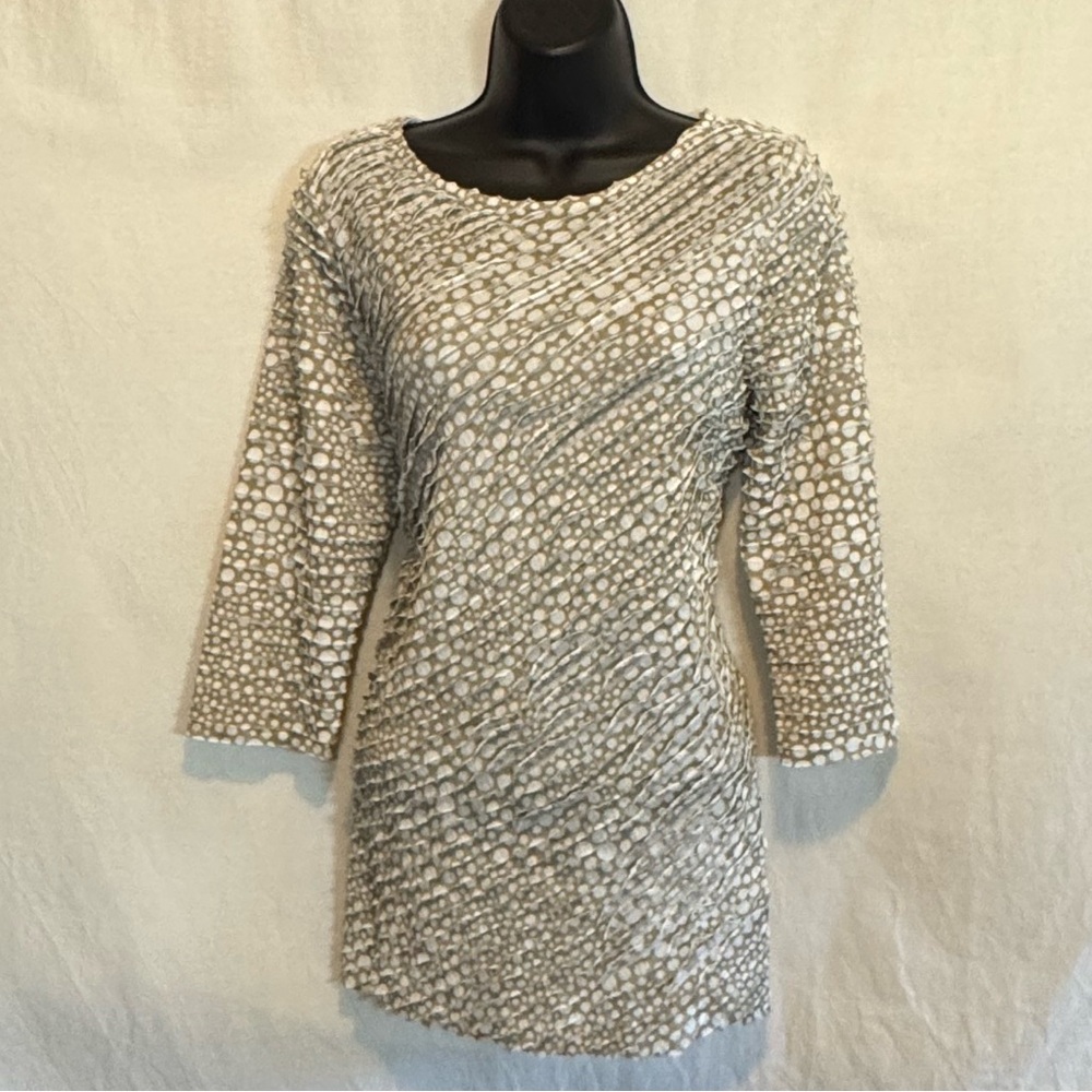 E-109 Susan Graver White & Tan Dot Ruffled 1/2 Sleeve Pullover Blouse Size S